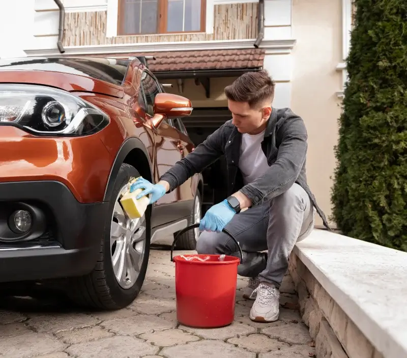 Lavage auto à domicile Les Epesses : professionnel intervenant sur un véhicule